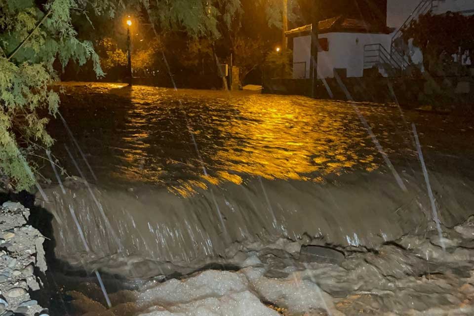 Muğla'nın Bodrum ilçesinde, etkili olan kuvvetli sağanak yağış yaşamı olumsuz
