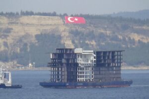 ÇANAKKALE Boğazı'ndan geçen 'Atlantis X' isimli platformun taşıdığı 8 çelik