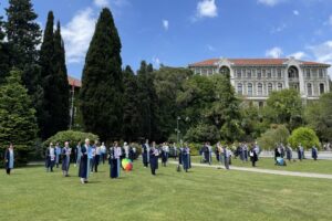 Boğaziçi Üniversitesi akademisyenleri, rektörlük binası önlerindeki protestolarına devam etti. Akademisyenler