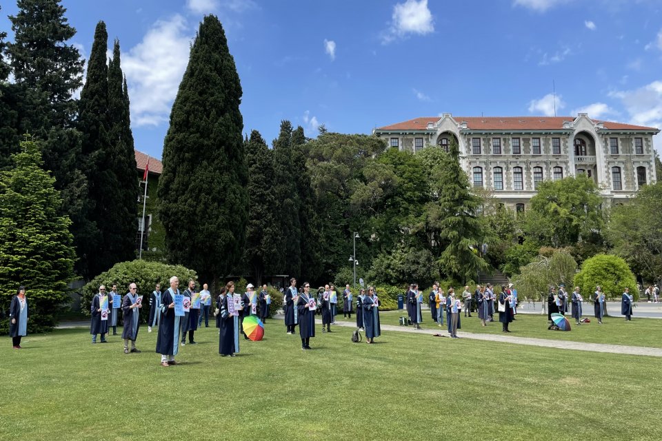 Boğaziçi Üniversitesi akademisyenleri, rektörlük binası önlerindeki protestolarına devam etti. Akademisyenler