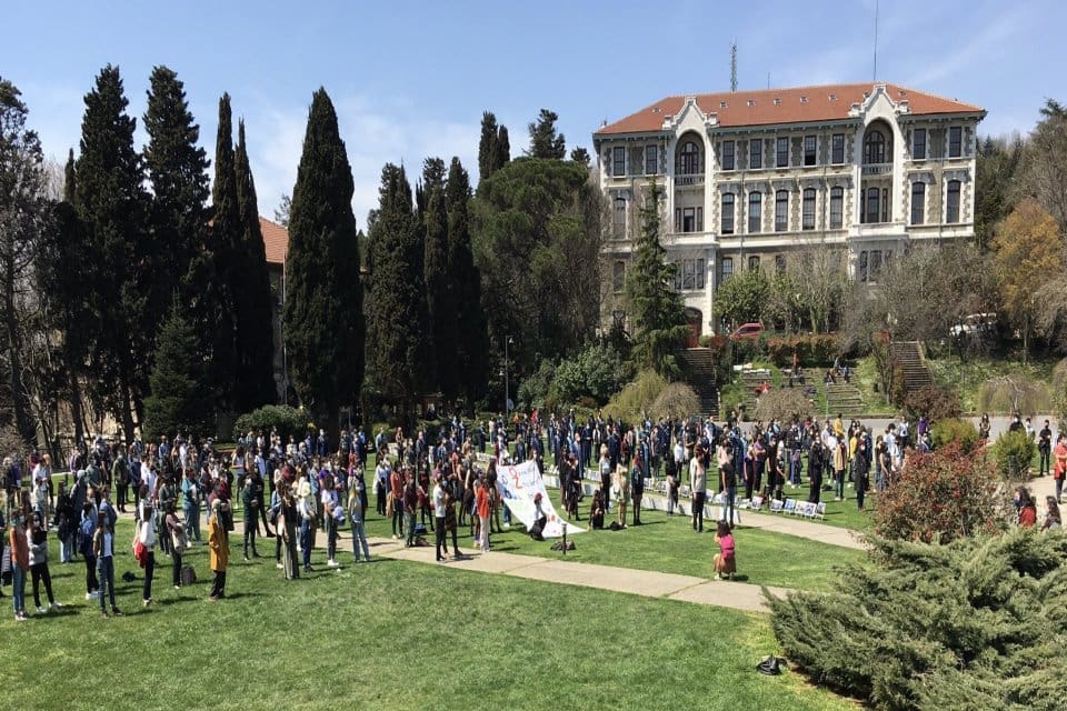 Boğazi&ccedil;i &Uuml;niversitesi direnişi 481'inci g&uuml;n&uuml;ne girdi. Akademisyenlerin yaptığı a&ccedil;ıklamada, "Demokratik