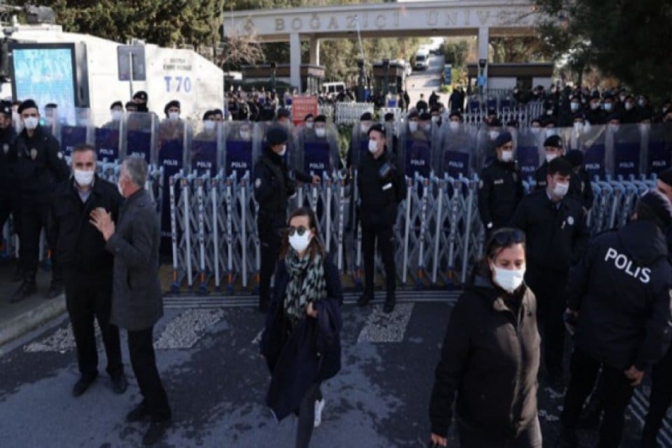 İstanbul'un Kartal il&ccedil;esindende bulunan Anadolu Adalet Sarayı &ouml;n&uuml;nde g&ouml;steri &ccedil;ağrıları