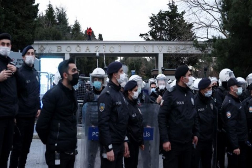 Boğaziçi protestolarında 98 kişi serbest İstanbul Valiliği, Boğaziçi Üniversitesindeki gösterilerde gözaltına alınan şüphelilerden 98'inin serbest