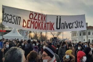 Cumhurbaşkanı Erdoğan'ın kararlarıyla Boğazi&ccedil;i akademisyenleri, Uygulamalı Bilimler Y&uuml;ksekokulunun Y&ouml;netim Bilimleri