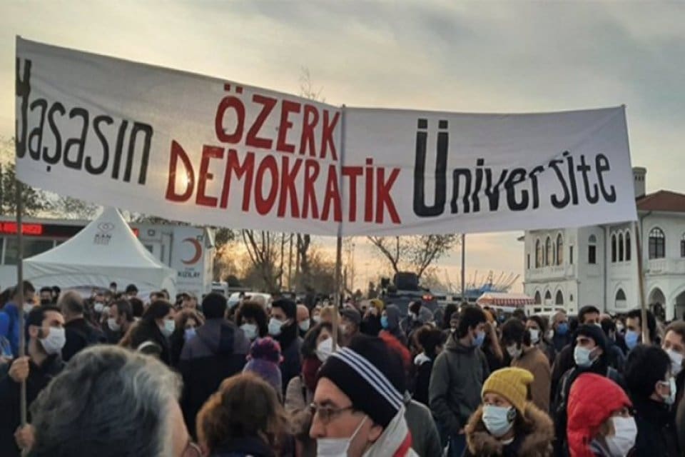 Cumhurbaşkanı Erdoğan'ın kararlarıyla Boğazi&ccedil;i akademisyenleri, Uygulamalı Bilimler Y&uuml;ksekokulunun Y&ouml;netim Bilimleri