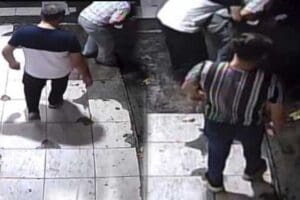 İzmir'de, boğazına ekmek ka&ccedil;an vatandaş, b&uuml;fe &ccedil;alışanı tarafından yapılan heimlich