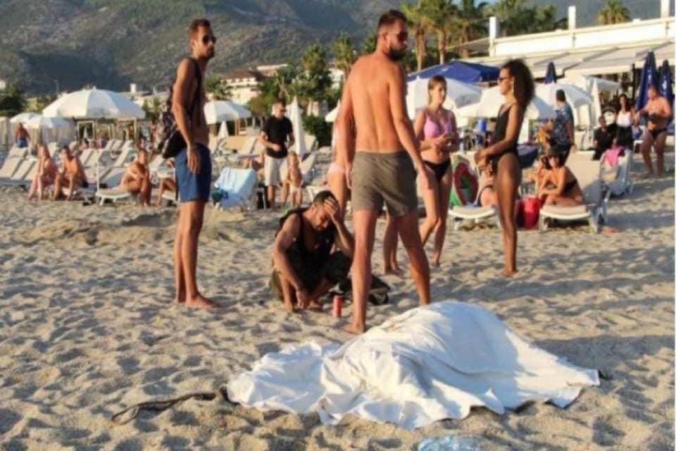 Antalya&rsquo;nın Alanya il&ccedil;esinde, sahibinin serinlemek i&ccedil;in birlikte denize soktuğu eşek