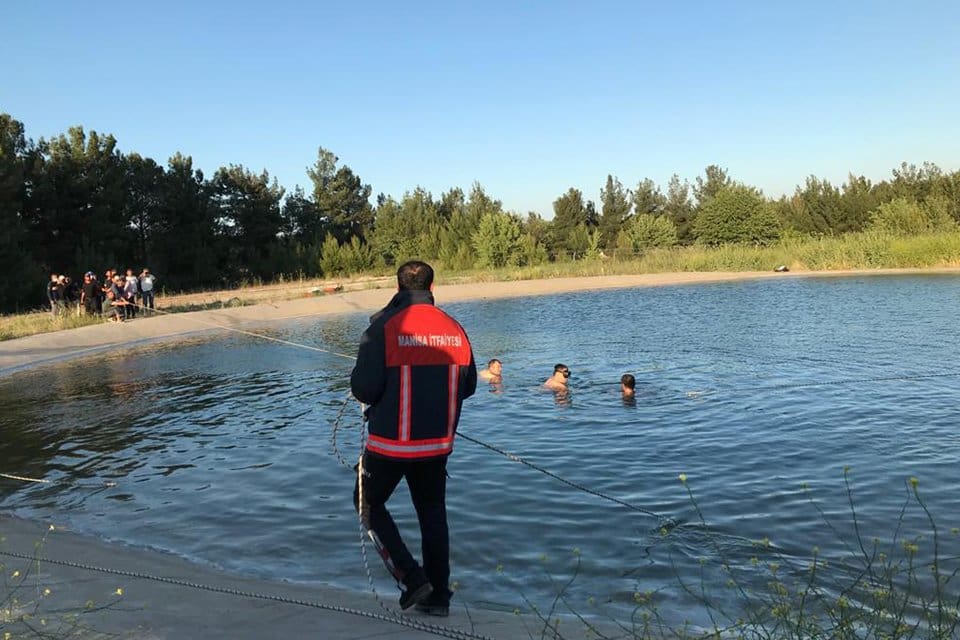 Manisa'nın Saruhanlı il&ccedil;esinde, serinlemek i&ccedil;in girdikleri yangın s&ouml;nd&uuml;rme g&ouml;letinde boğulma