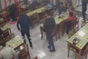 Mersin'in Tarsus il&ccedil;esinde bir restoranda nefes borusuna yemek&nbsp;ka&ccedil;an kadını, iş
