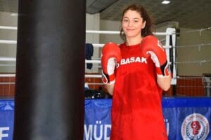 T&uuml;rk kadın boks&ouml;r Seren Ay &Ccedil;etin, "Kariyerimdeki 9 ma&ccedil;ın 9'undan