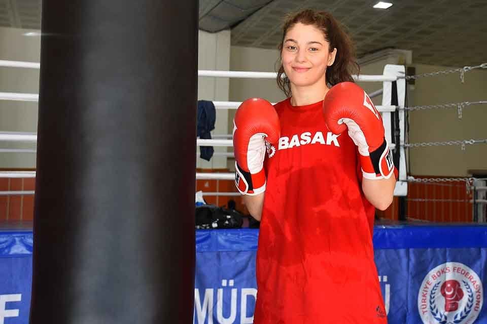 T&uuml;rk kadın boks&ouml;r Seren Ay &Ccedil;etin, "Kariyerimdeki 9 ma&ccedil;ın 9'undan