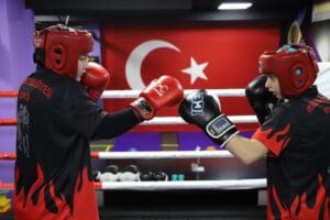 Menderes Belediyesi Kadın Boks Takımı sporcuları Tuğba Nur Uzun ve