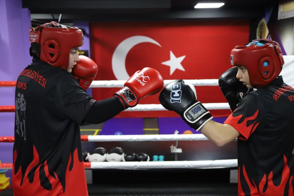Menderes Belediyesi Kadın Boks Takımı sporcuları Tuğba Nur Uzun ve