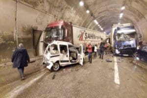 Bolu Dağı TEM Otoyolu ge&ccedil;işinde t&uuml;nel i&ccedil;erisinde meydana gelen zincirleme