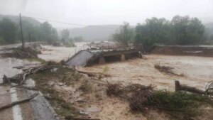 Bolu'nun Mengen il&ccedil;esinde derelerin taşması sonucu 2 k&ouml;pr&uuml; yıkıldı, Mengen
