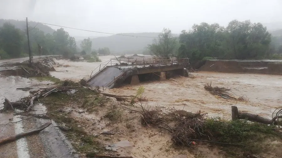 Bolu'nun Mengen il&ccedil;esinde derelerin taşması sonucu 2 k&ouml;pr&uuml; yıkıldı, Mengen