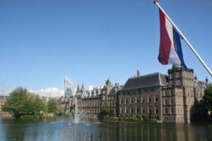 Hollanda polisi Lahey'de parlamento binasını boşalttı, bomba imha ekipleri inceleme