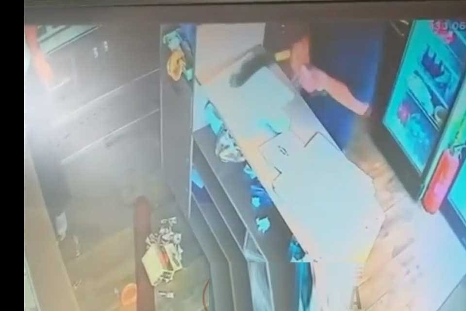 İzmir'de b&ouml;rek kalmadığını &ouml;ğrenen şahıs elinde satırla d&uuml;kkanı dağıttı. DEMOKRAT