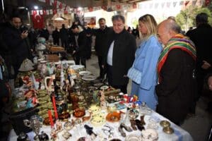 Bornova Antika Pazarı, Bornova Belediyesinin desteğiyle Yeni &Ouml;zkanlar Pazaryerinde a&ccedil;ıldı.