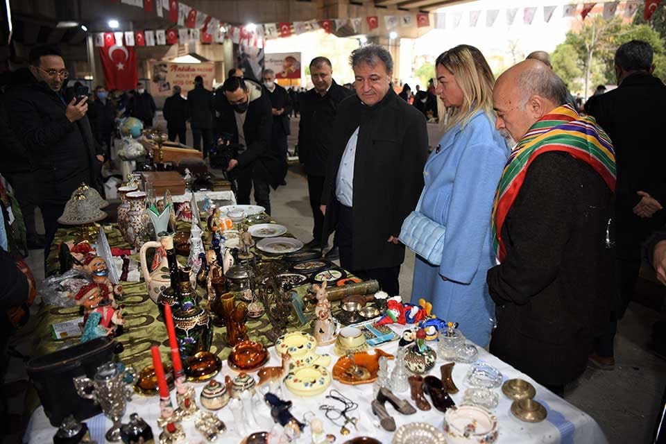 Bornova Antika Pazarı, Bornova Belediyesinin desteğiyle Yeni &Ouml;zkanlar Pazaryerinde a&ccedil;ıldı.