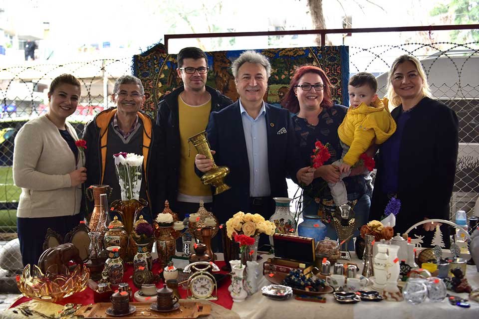 Bornova Antika Pazarı, Bornova Belediyesinin desteğiyle Yeni &Ouml;zkanlar Pazaryerinde a&ccedil;ıyor.