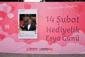 Bornovalılar 14 Şubat Sevgililer G&uuml;n&uuml; hediyelerini &uuml;reten kadınların el emeği