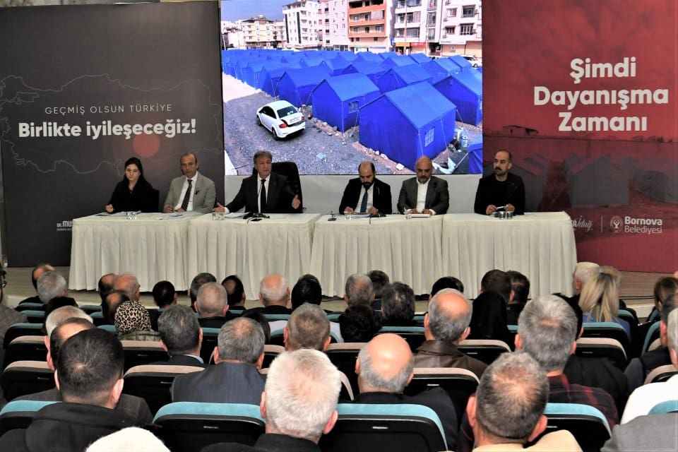 Bornova Belediye Başkanı Dr. Mustafa İduğ, deprem b&ouml;lgesinde kurdukları 2500