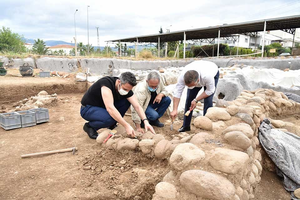 Bornova Belediyesi&rsquo;nin kazı &ccedil;alışmalarına destek verdiği Yassıtepe H&ouml;y&uuml;ğ&uuml;&rsquo;nde &ouml;zel bir