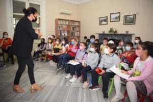 Bornova Belediyesi, ilkokul &ccedil;ağındaki &ouml;ğrencilere y&ouml;nelik deprem eğitimi d&uuml;zenledi. Yazar