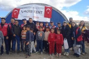 Deprem b&ouml;lgesindeki &ccedil;eşitli kentlerde kurduğu 5 bin &ccedil;adırla depremzedelerin yaralarını