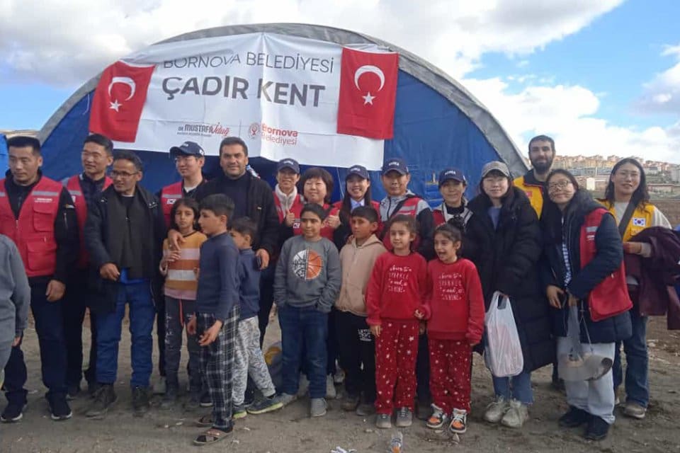 Deprem b&ouml;lgesindeki &ccedil;eşitli kentlerde kurduğu 5 bin &ccedil;adırla depremzedelerin yaralarını