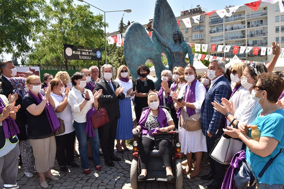 Bornova Belediyesi dezavantajlı b&ouml;lgelerdeki kadınları meme kanseri ve rahim ağzı