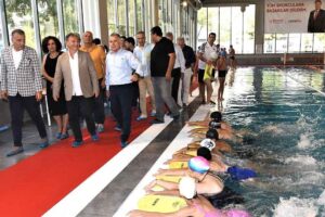 Spor alanında yaptığı yatırımlarla kadın-erkek, &ccedil;ocuk-gen&ccedil;-yaşlı binlerce vatandaşa spor yapma