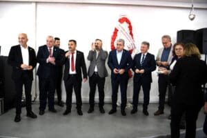Bornova&rsquo;da &ccedil;oğunluğu CHP&rsquo;ye katılan 300 Ağrılı vatandaş i&ccedil;in rozet takma
