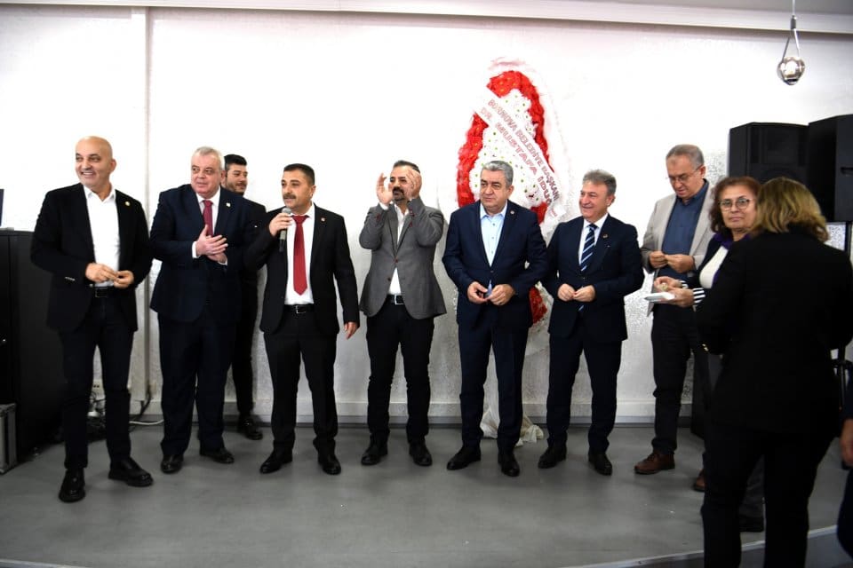 Bornova&rsquo;da &ccedil;oğunluğu CHP&rsquo;ye katılan 300 Ağrılı vatandaş i&ccedil;in rozet takma