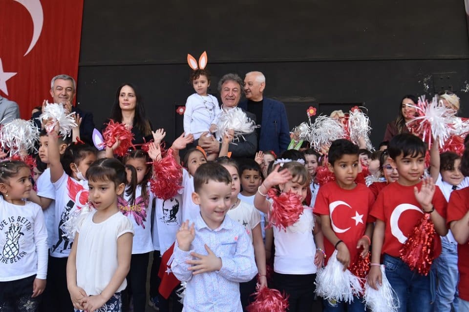 Bornova Belediyesi&rsquo;nin &Ccedil;ocuk Aktivite Merkezleri&rsquo;nde eğitim alan &ccedil;ocuklar 23 Nisan