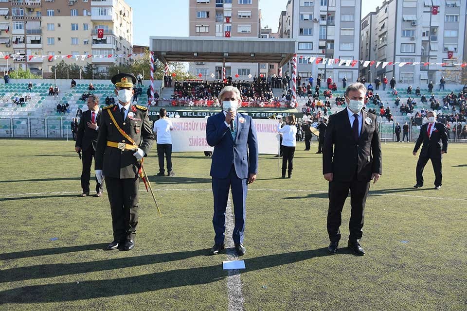 T&uuml;rkiye Cumhuriyeti&rsquo;nin kuruluşunun 98&rsquo;nci yılı Bornova&rsquo;da t&ouml;renlerle kutlandı. Sabah saatlerinde