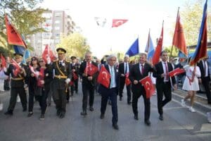 T&uuml;rkiye Cumhuriyeti'nin kuruluşunun 99&rsquo;uncu yılı Bornova&rsquo;da t&ouml;renlerle kutlandı. H&uuml;k&uuml;met Konağı&rsquo;ndaki