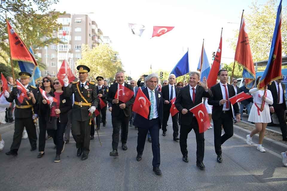 T&uuml;rkiye Cumhuriyeti'nin kuruluşunun 99&rsquo;uncu yılı Bornova&rsquo;da t&ouml;renlerle kutlandı. H&uuml;k&uuml;met Konağı&rsquo;ndaki