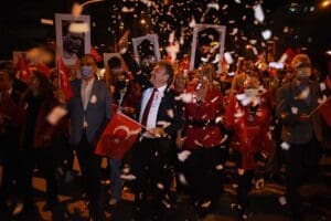 Cumhuriyetin ilanının 98&rsquo;inci yılı Bornova&rsquo;da coşkuyla kutlandı. Kutlamalar sabah saatlerinde