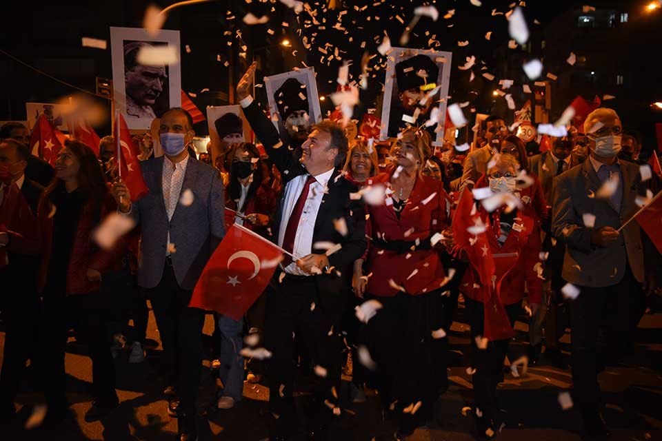 Cumhuriyetin ilanının 98&rsquo;inci yılı Bornova&rsquo;da coşkuyla kutlandı. Kutlamalar sabah saatlerinde