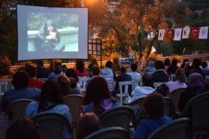 Bornova Belediyesi&rsquo;nin Bornovalıları birbirinden g&uuml;zel filmlerle buluşturacağı A&ccedil;ıkhava Sinema G&uuml;nleri,