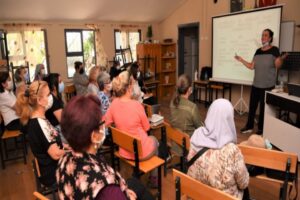Bornova Belediyesi, Yakaköy mahallesinde aile içi iletişimin anlatıldığı Anne-Baba Okulu