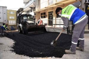 Bornova Belediyesi&rsquo;nin kurduğu asfalt &uuml;retim tesisi &ccedil;alışmaya başladı. &Ouml;nceki g&uuml;n
