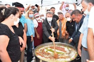 Bornova Belediyesi&rsquo;nin G&ouml;kdere Mahallesi&rsquo;nde d&uuml;zenlediği Geleneksel Aşure G&uuml;n&uuml; buluşmasında, İzmirliler