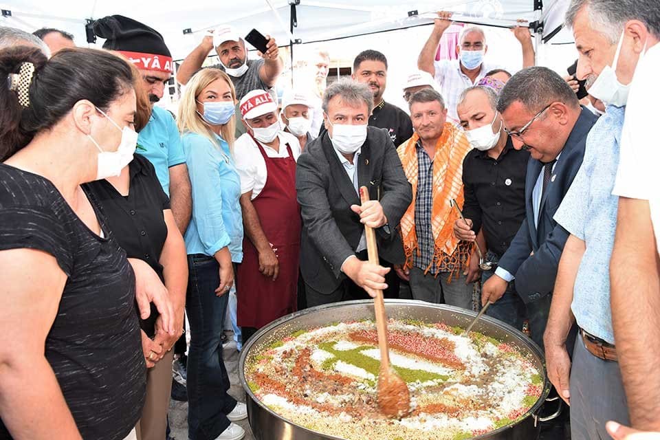 Bornova Belediyesi&rsquo;nin G&ouml;kdere Mahallesi&rsquo;nde d&uuml;zenlediği Geleneksel Aşure G&uuml;n&uuml; buluşmasında, İzmirliler