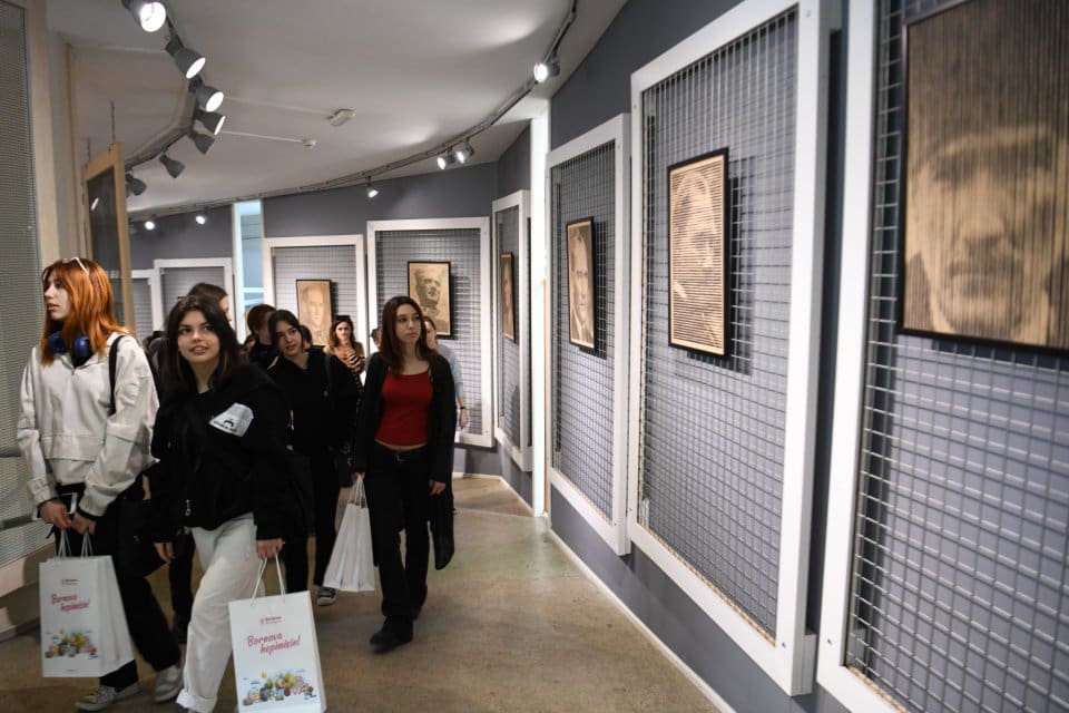 Bornova Belediyesi'nin "10 Kasım Atat&uuml;rk'&uuml; Anma Haftası Etkinlikleri" Resim Eğitmeni