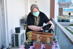 Bornova Belediyesi koronavirüs salgınındaki artış nedeniyle sokağa çıkmalarına yeniden kısıtlama