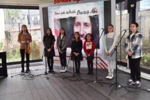 Yediden yetmişe herkesin gönlünde taht kuran ve şarkıları dilden dile