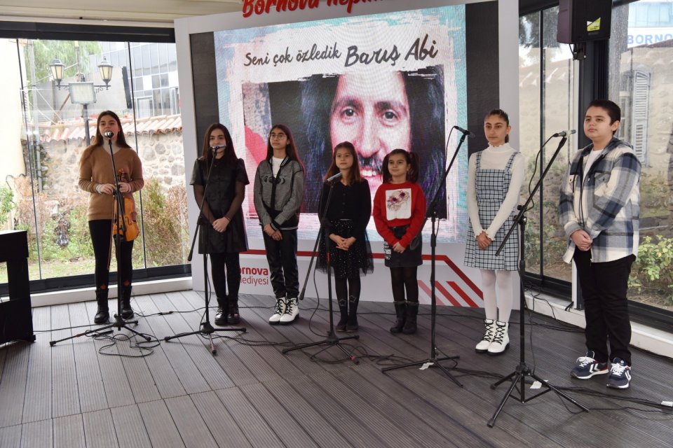 Yediden yetmişe herkesin gönlünde taht kuran ve şarkıları dilden dile